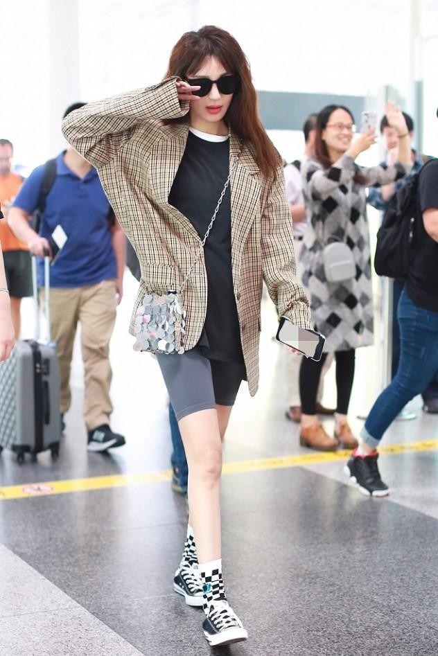 潮流搭配师甜甜|李菲儿的身材有多绝，穿“紧身裙”大秀身材，细腰长腿谁不爱