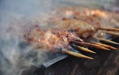 舜网 太恶心！广东女子在超市买烤鸡腿吃出活蛆，商家：180度虫子不可能会蠕动