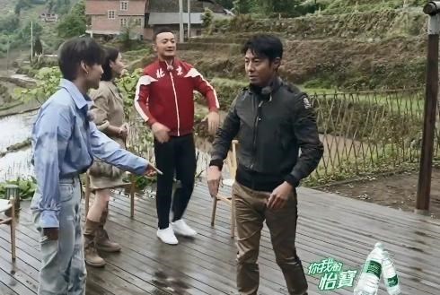 撒贝宁|撒贝宁：缺乏绅士度，同俩六旬女星爬山关键危险时刻只顾游玩拍照