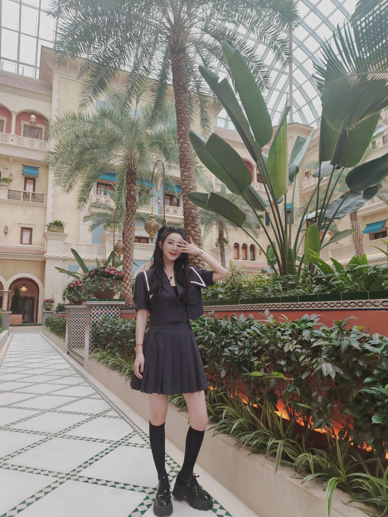 何有强|35岁的薇娅优雅温婉，穿一件黑色的改良式旗袍走机场，精致洋气