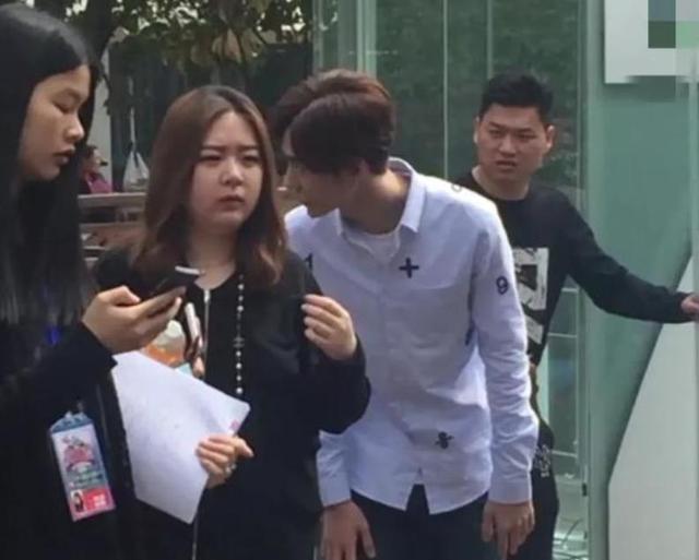 明星素颜|王一博路人镜头下太普通，纯素颜光环全无，被吐槽并不惊艳！