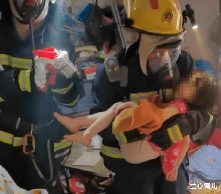 兰心育儿|房子失火后，妈妈急忙抱儿子下楼，猛然想起女儿还在睡觉