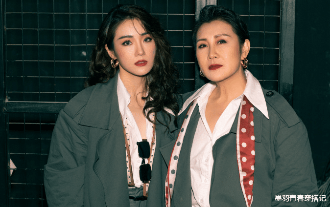 墨羽青春穿搭记|国民妈妈变霸气女总裁，张凯丽穿风衣和女儿合影，酷飒潇洒哪像69