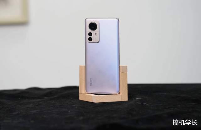 iPhone|2022年买手机,内行人建议一步到位,这三款手机堪称十全九美