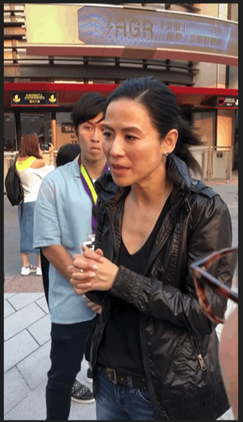 衬衫 宣萱穿露肩装参加晚宴，51岁皮肤松弛脸憔悴，但颜值依然很出众！
