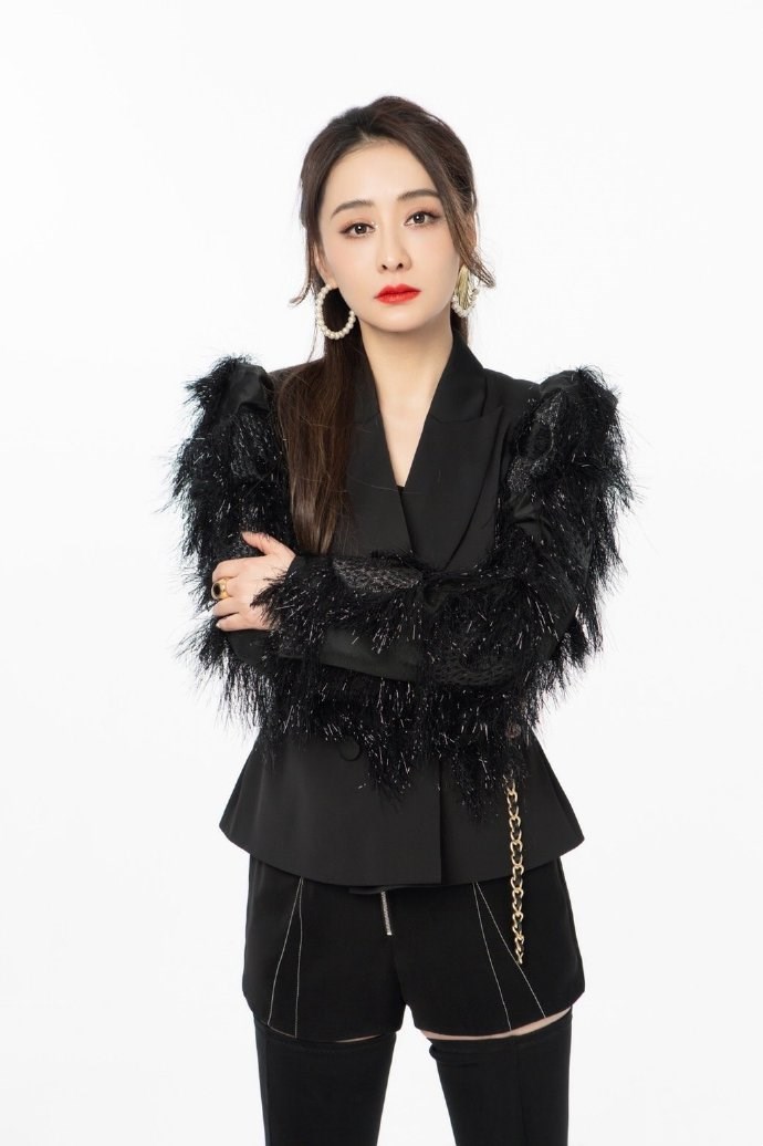 陈德容|46岁陈德容女神节扮酷耍帅，黑色羽毛西装搭配高马尾，美如少女