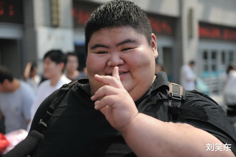 王诗龄|因为爱情，一年内他从688斤减到325斤，最终他抱得美人归，羡煞旁人