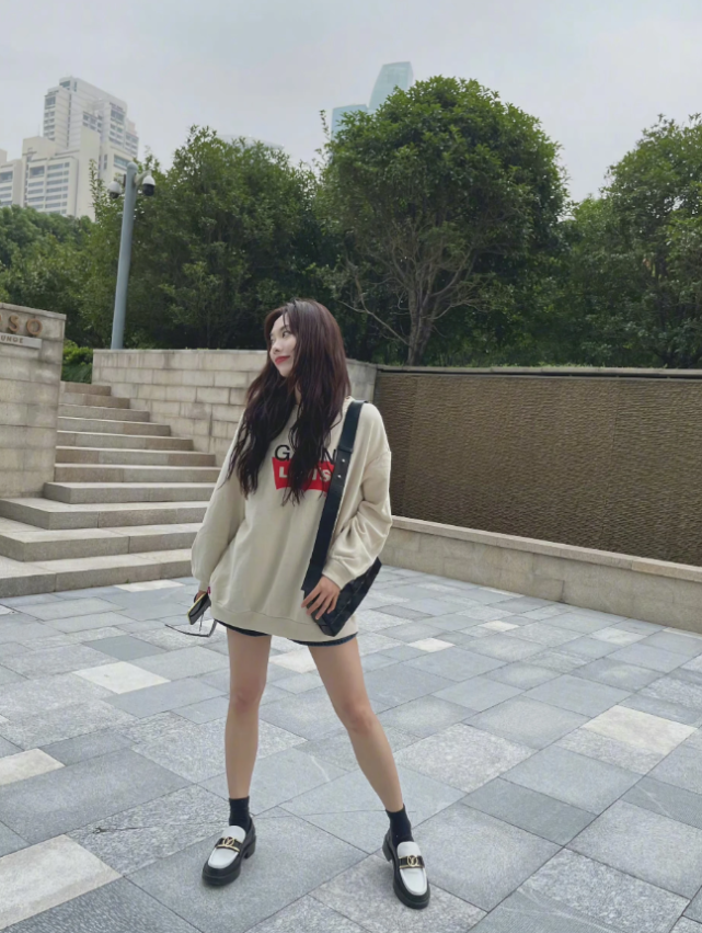 大时尚大观点|王霏霏为秀腿，穿的裤子只有1厘米，这谁驾驭得了