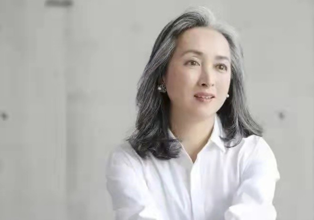 染发 40岁头顶的头发都白了，不想染发，有啥好办法让白发变黑发吗？