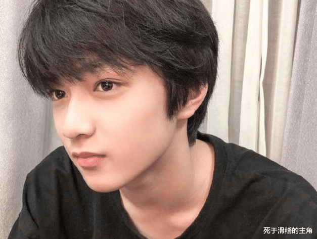 刘耀文|刘耀文室内拍照贴心为粉丝打伞, 非常有亲近感