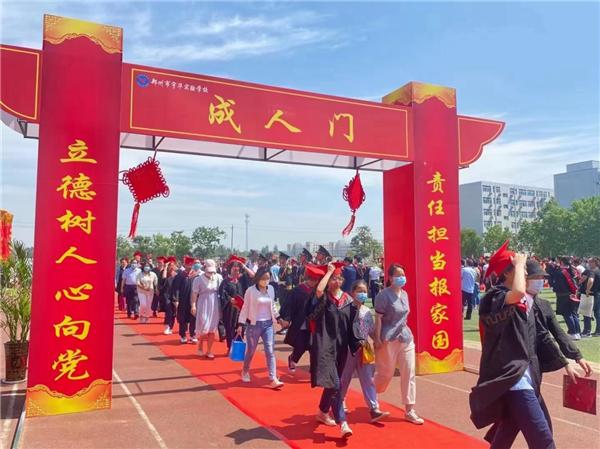 映象网 当你老了！看到父母化妆穿越到20年后，他们笑着笑着就哭了