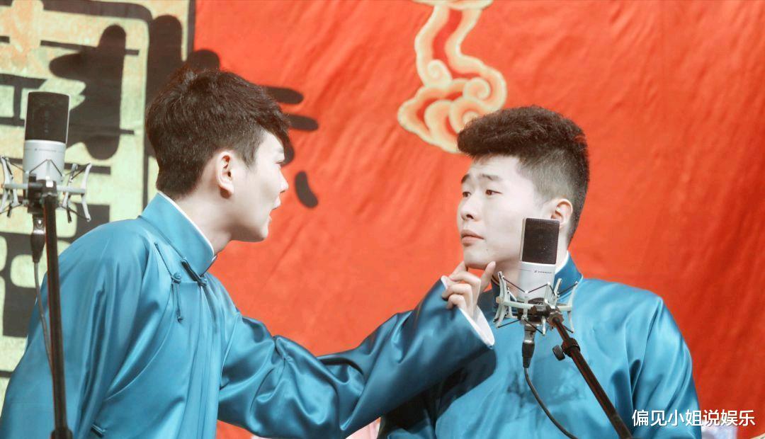 孟鹤堂|德云社孟鹤堂直播惹争议，说周九良捧哏不行，跟谁聊天都得社死