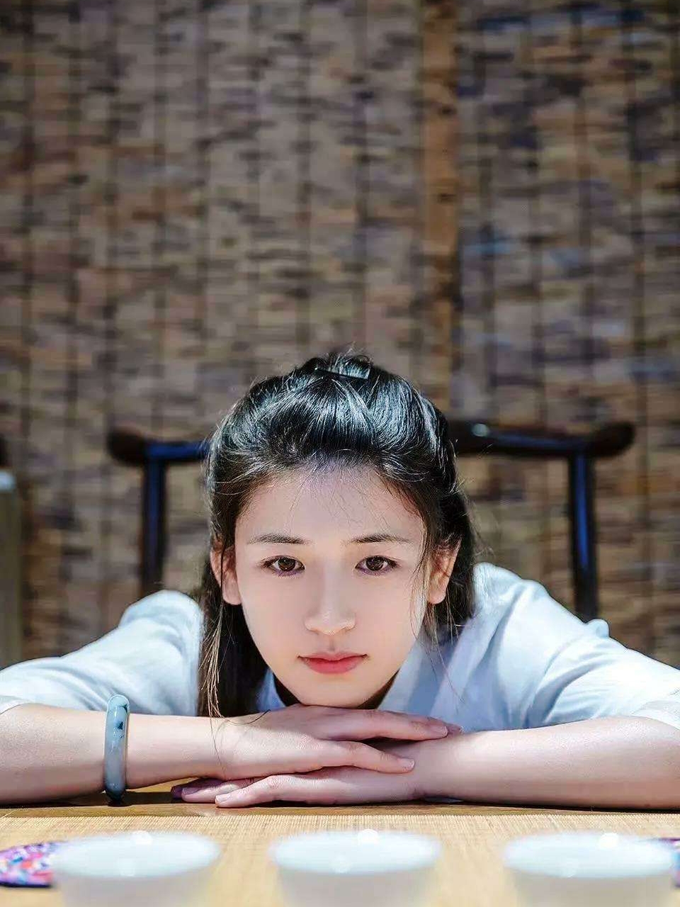 怀揣春情的女子,睫毛下是羞涩,秀颜上是浅笑