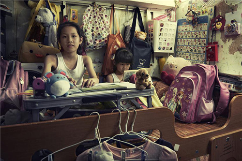 香港 被遗忘的30万香港人：一家四口住7平米笼屋，吃饭睡觉都在马桶边