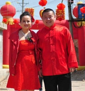 岳云鹏|岳云鹏一家包游艇出海，全家打扮都接地气，女儿长大还是像爸