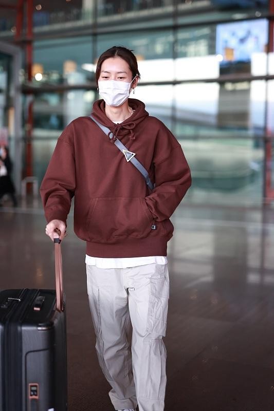 BiuVogue 刘雯虽然是超模,日常穿的卫衣也很普通,全靠气势撑起来