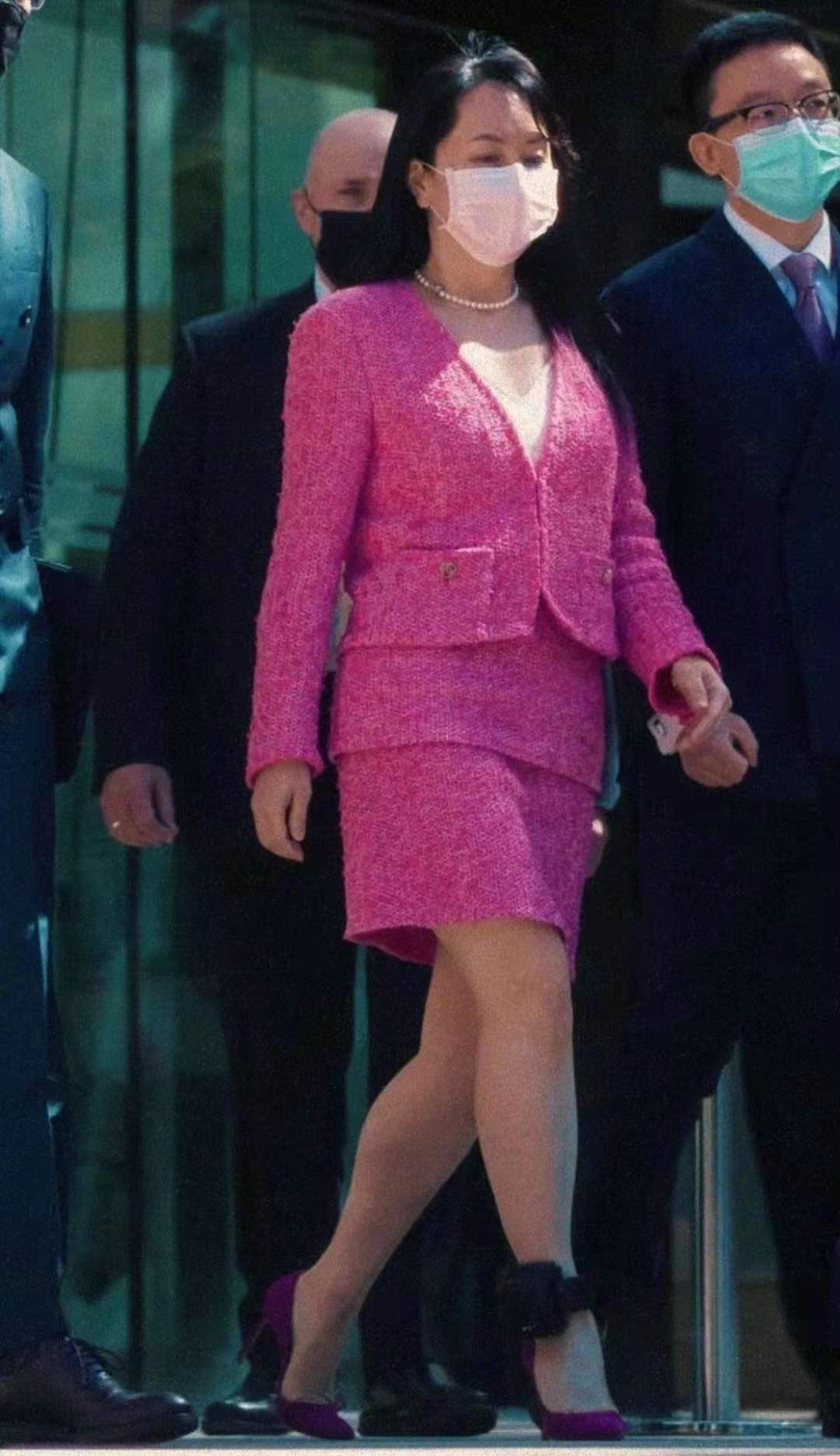 混搭时尚Anna|孟晚舟出庭T台秀，穿香奈儿套装尽显贵族气质，艳而不俗气场十足