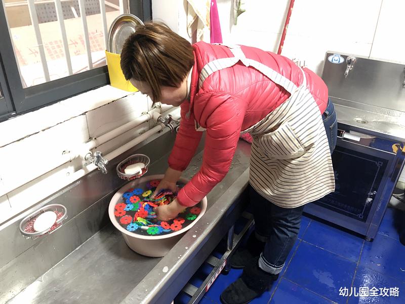 幼儿园全攻略|幼儿园保育员是怎样的存在?请不要叫她们“阿姨”,她们也是老师