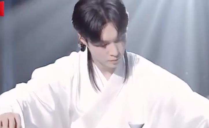 宓听枫|张艺兴称演员和偶像都要有态度，态度决定高度，脚踏实地很重要