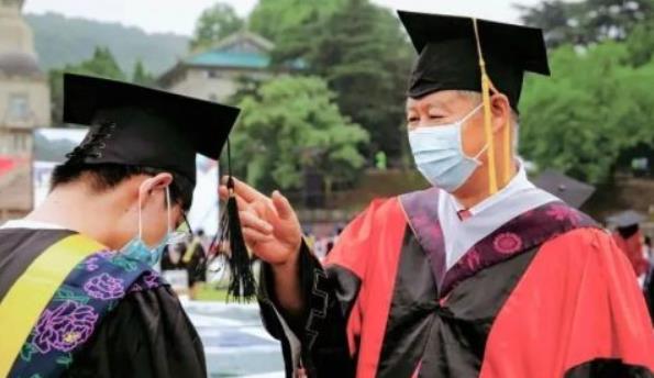 新东方|教育部传来“好消息”，部分大学应届生有望入编入岗，还享受双休