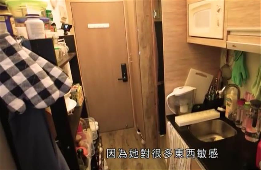 宋仲基|香港小夫妻蜗居9㎡劏房，床上晾衣服柜子后是卫生间，太难了