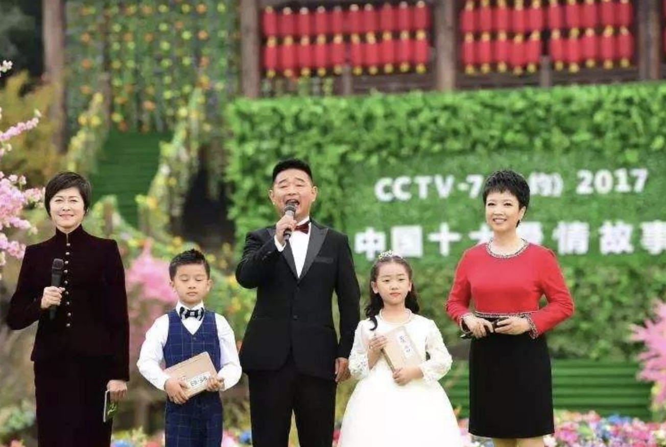 主持人|乡约主持人肖东坡：事业巅峰却遭离婚，丢校花老婆后与她55天闪婚