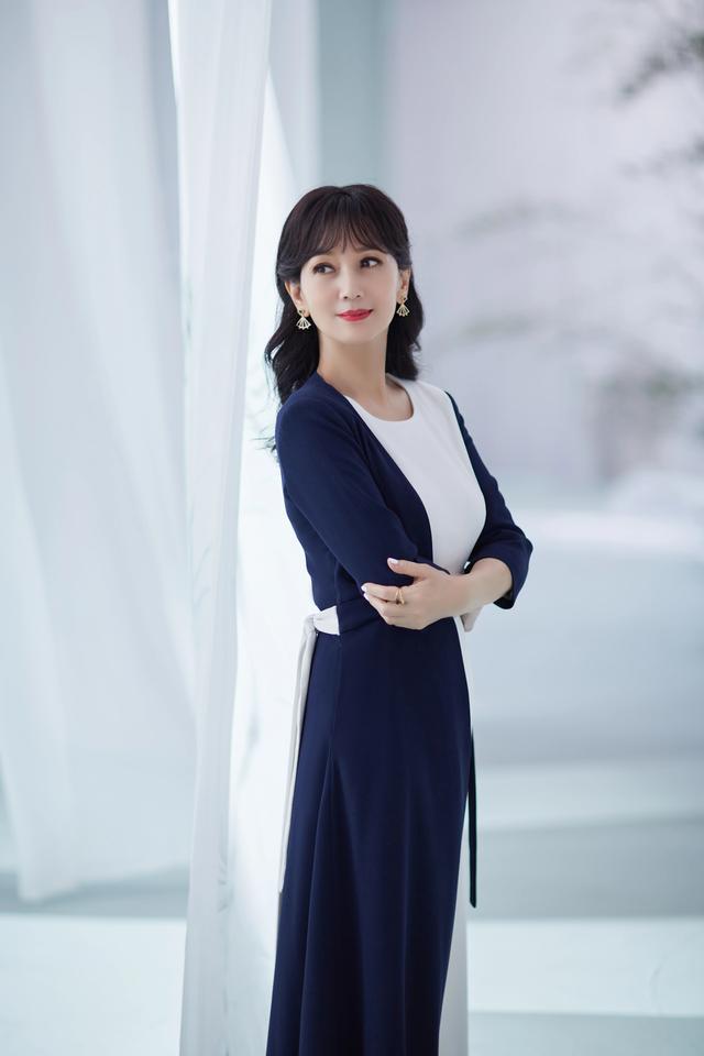 空气刘海 赵雅芝剪了空气刘海更年轻了，优雅气质，穿搭精致，散发迷人魅力