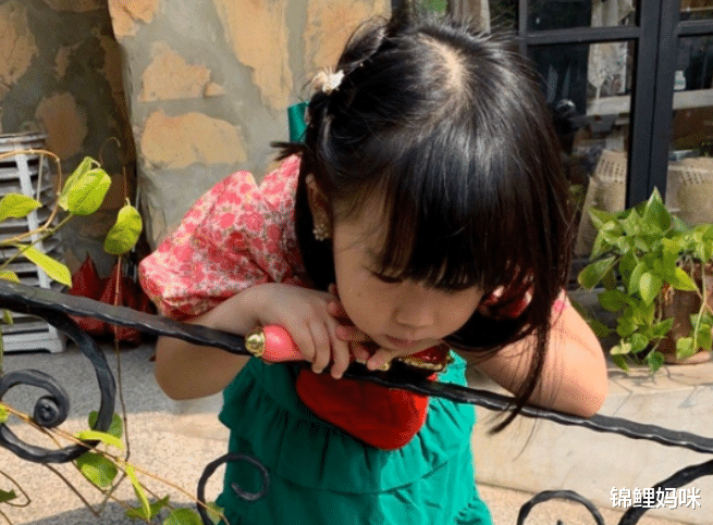 锦鲤妈咪|伊能静女儿穿“红配绿”出镜，变身小公主，有个会搭配的妈妈真好