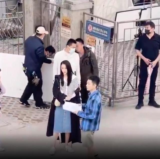 关晓彤|网友偶遇关晓彤拍戏，牛仔裙又土又丑小腹显胖，张一山驼背像老头