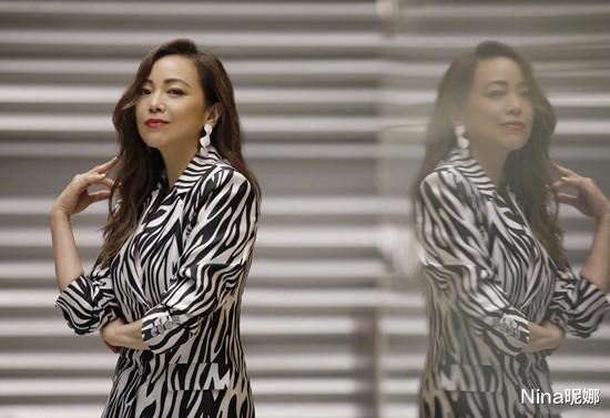 Nina昵娜|黎耀祥邓萃雯罕见同框，“九姑娘”穿开衫戴贝雷帽，成熟曲线抢镜