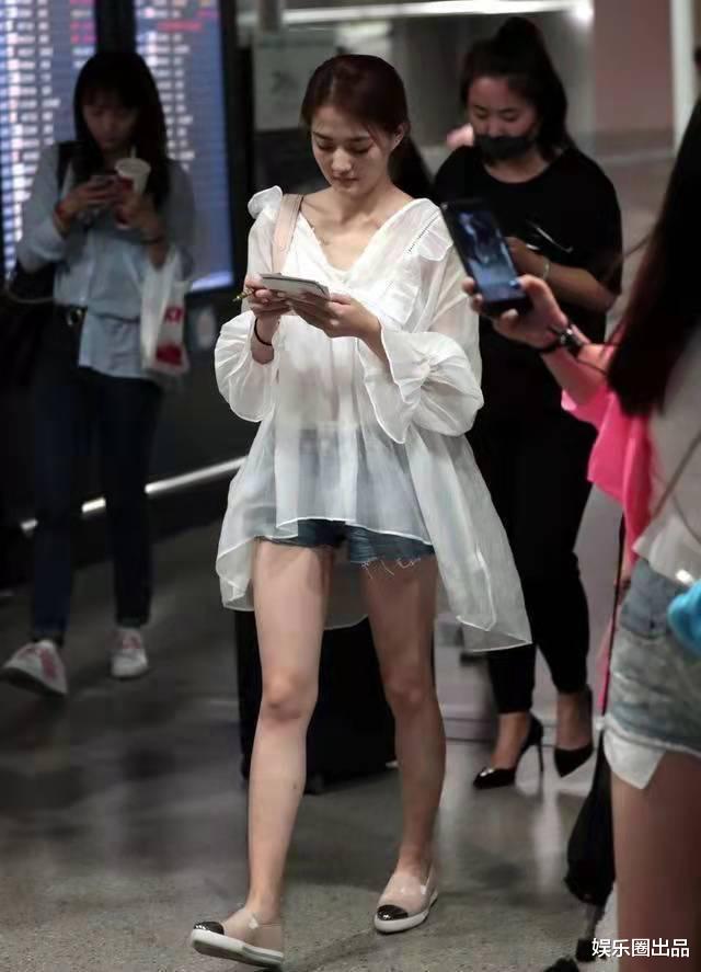徐璐|徐璐穿低领装走机场，素颜现身反差太大，网友“以为是路人”