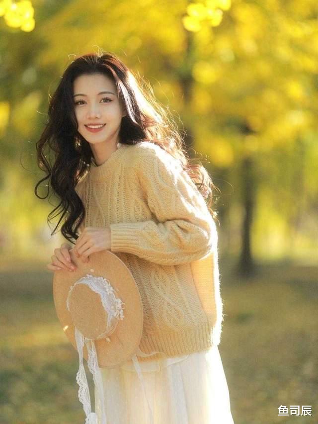 鱼司辰 30+的女人如何提升气质，试试这样穿，减龄又有女人味