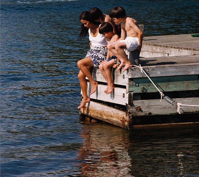 周旭阳嘉应 韦唯小儿子甜蜜分享大合照,母子四人旧照超温馨,背后却透着辛酸