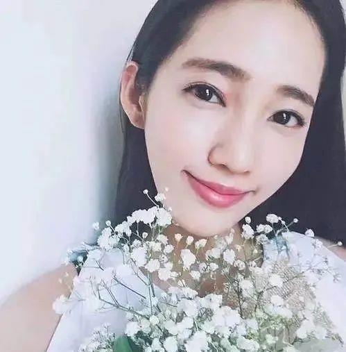 去不掉的个性|余文乐为女儿庆生，晒爱妻生产后照片，嘟嘴想亲爱妻