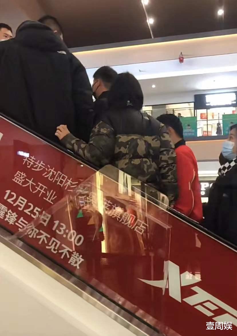 谢霆锋|谢霆锋现身活动捞金，几十个人前呼后拥，保安上前驱赶路人！