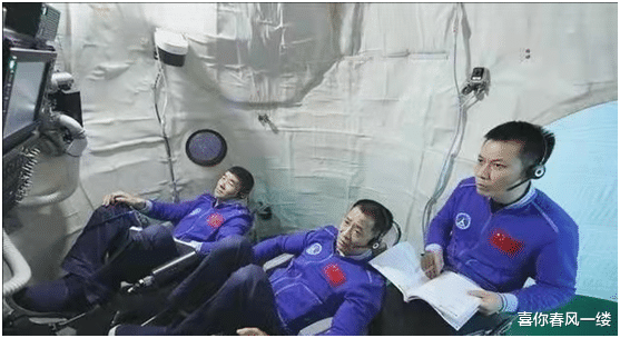 宇航员 万里挑一的宇航员重返地球，却连路也不会走了，只能被抬出返回舱