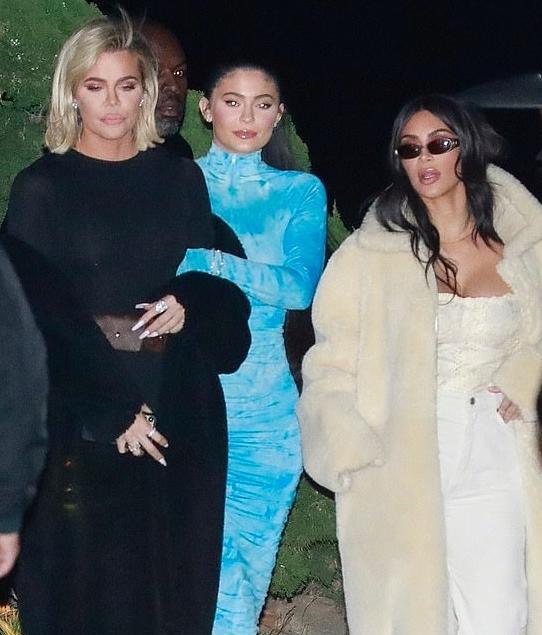 光良|卡戴珊真会穿，最有钱的小妹凯莉，焦点全在衣服上