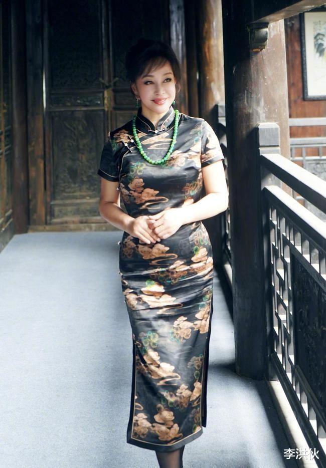 刘晓庆|68岁刘晓庆沉迷扮嫩，本想穿印花裙子彰显活力，被旗袍老奶奶碾压