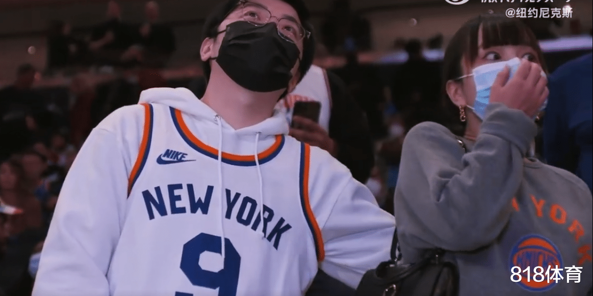 勒布朗·詹姆斯|有錢(qián)真好! 中國(guó)球迷從北京飛去尼克斯主場(chǎng)求婚, 異地戀女友含淚說(shuō)Yes