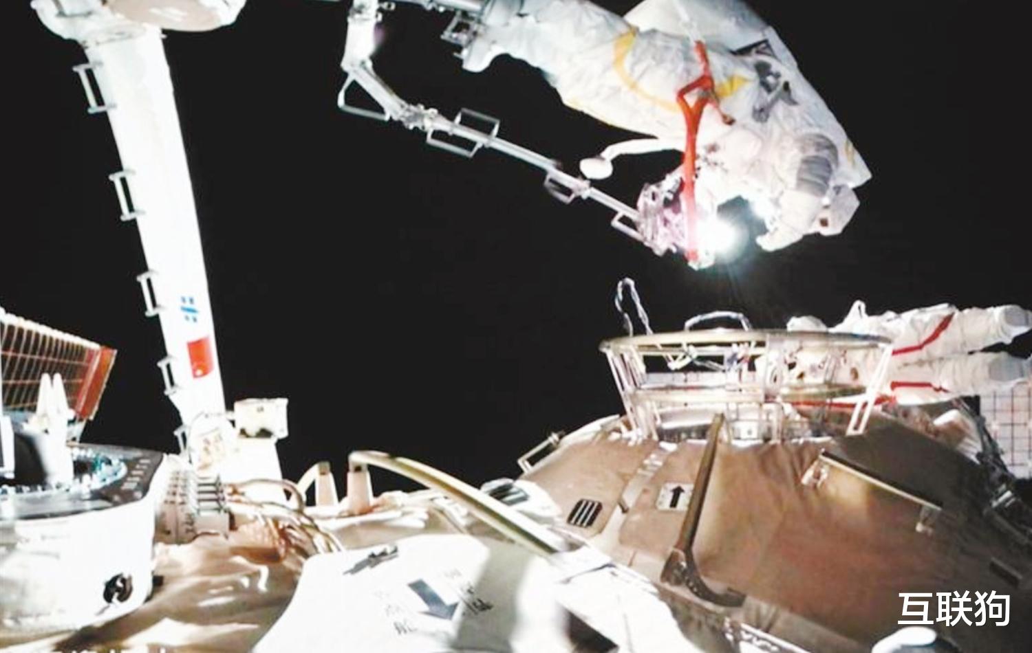 我们都被NASA“骗”了?神舟13号宇航员出舱后,暴露了真实的太空
