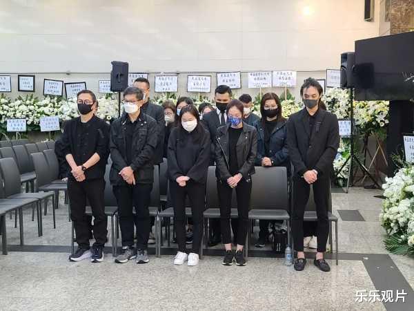 吴孟达|吴孟达全家灵堂合影，唯独缺少二任太太和女儿，站位也很有讲究