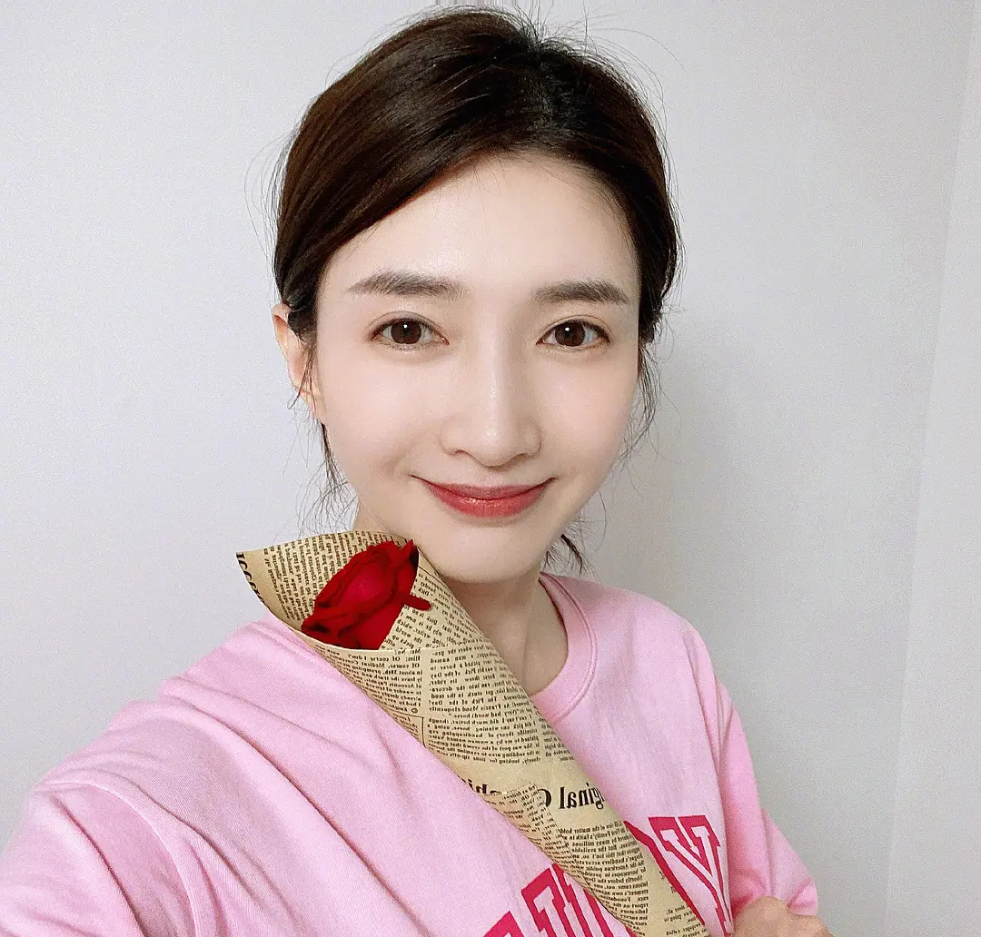 Angelababy|10位有“苦感”的女星，笑起来灿若玫瑰，不笑时走红毯都让人想哭