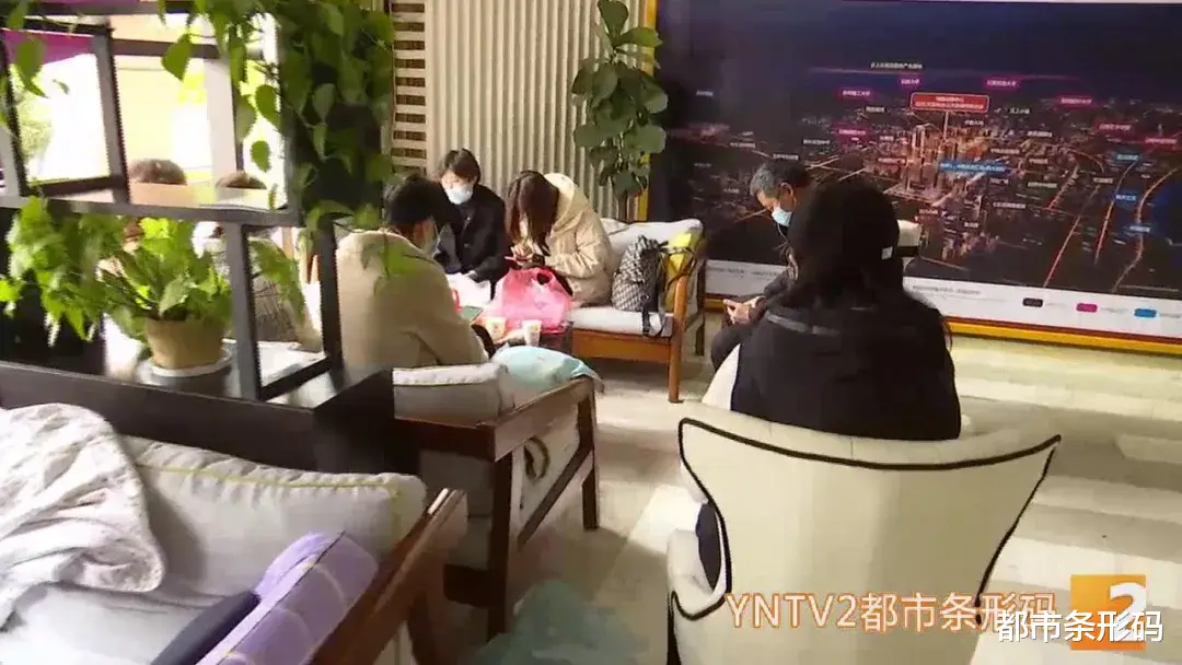 昆明|“花钱买了个空气”！昆明一楼盘烂尾复工难，业主维权“搬进”售楼部！