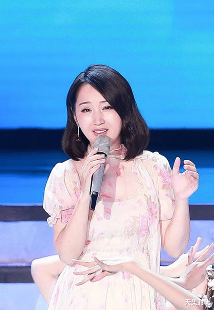 天果时代|杨钰莹不愧是甜歌皇后，年过半百还像少女，穿粉裙也不违和