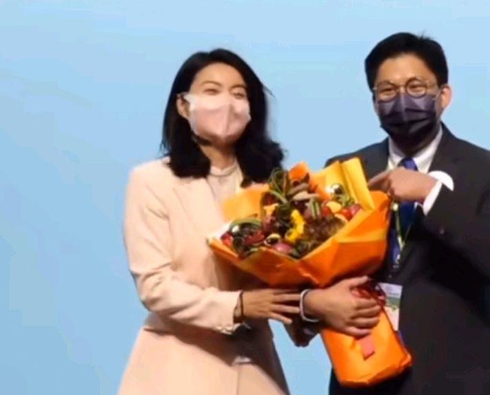 霍启刚|霍启刚开心炫耀老婆送的蔬菜花，二人表现接地气，恩爱有加被赞扬