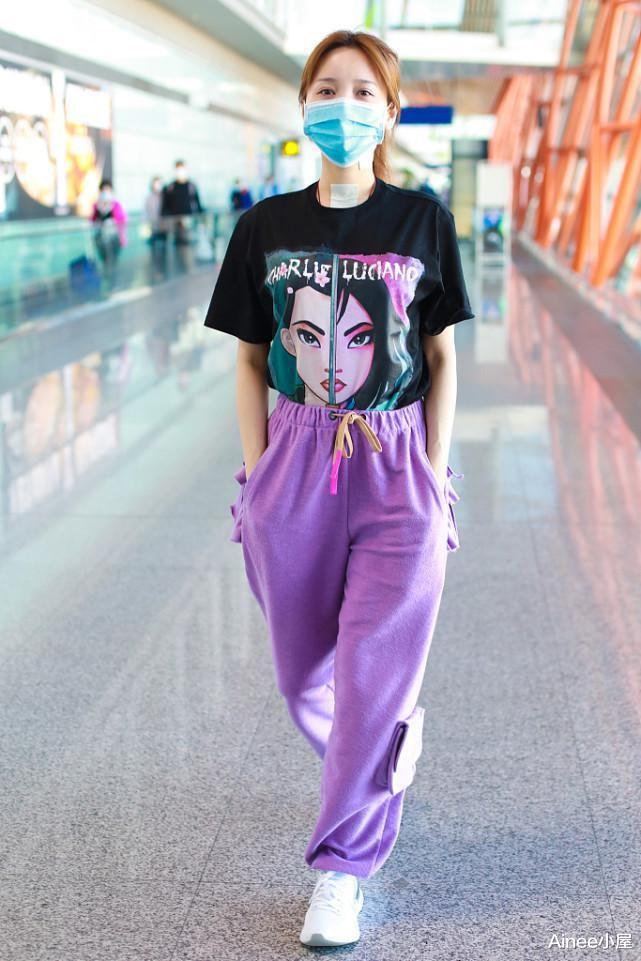 张新成|金莎果然有扮嫩的成本，素颜戴红色发带都甜美，穿T恤挺精致的