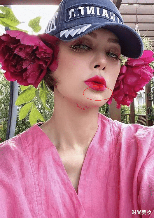时尚美妆|48岁宁静又火了？浓妆下粗糙皮肤太显眼，底妆卡粉看着好尴尬