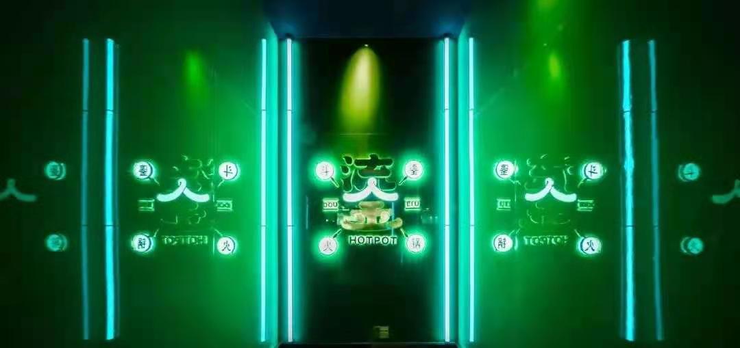 关晓彤|baby火锅店设计太潮 , 开在黄晓明店对面，网友：夫妻俩抢生意