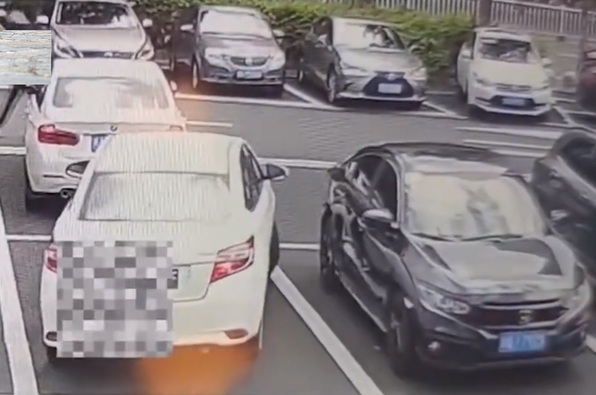 摄像头 女司机停车秀“神操作”,间隔4个空位撞到私家车,车主都蒙了