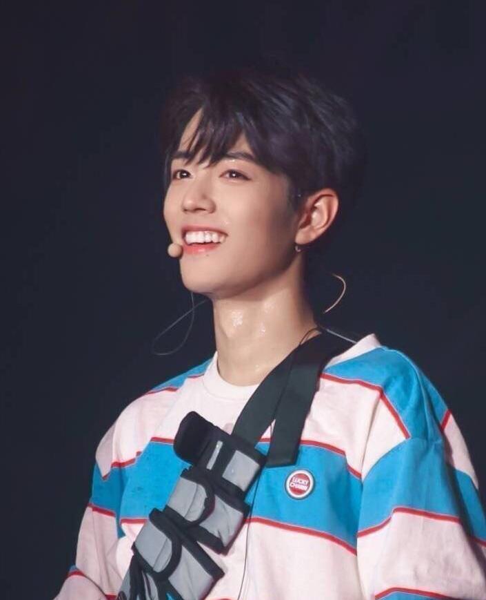 肖战|“黑子”还有何话？肖战登顶艺人公益影响力榜单，不言而喻